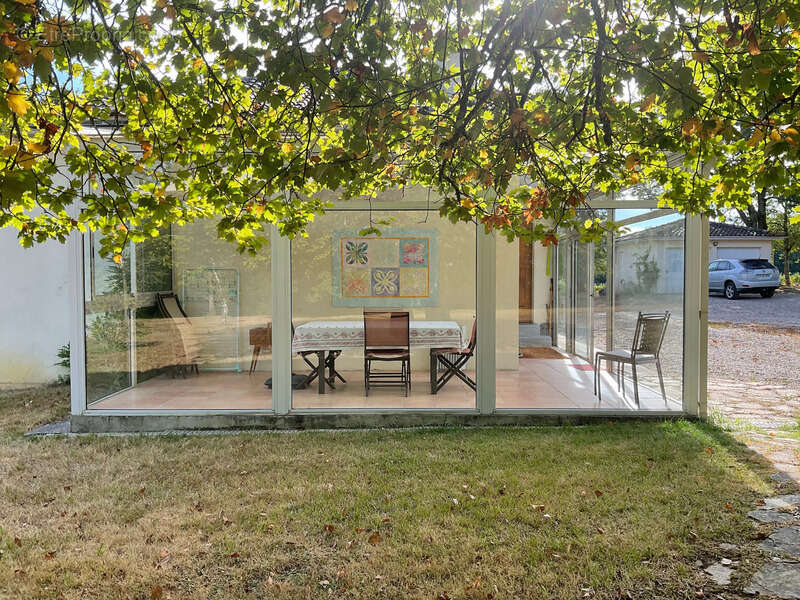 Maison rénovée pleine de charme et de caractère sur son parc boisé d'environ 3 hectares - photo 3