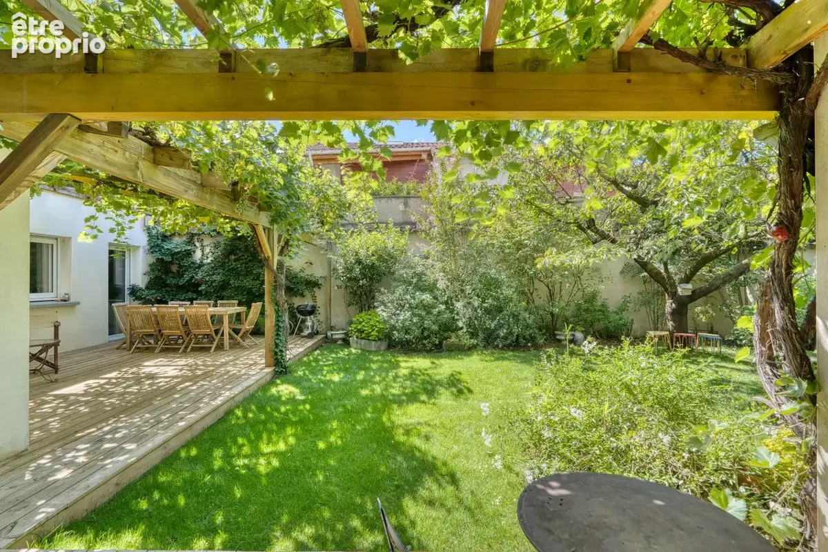 Véritable coup de cœur pour cette demeure atypique avec jardin et terrasse au calme absolu proche de Montchat - photo 2