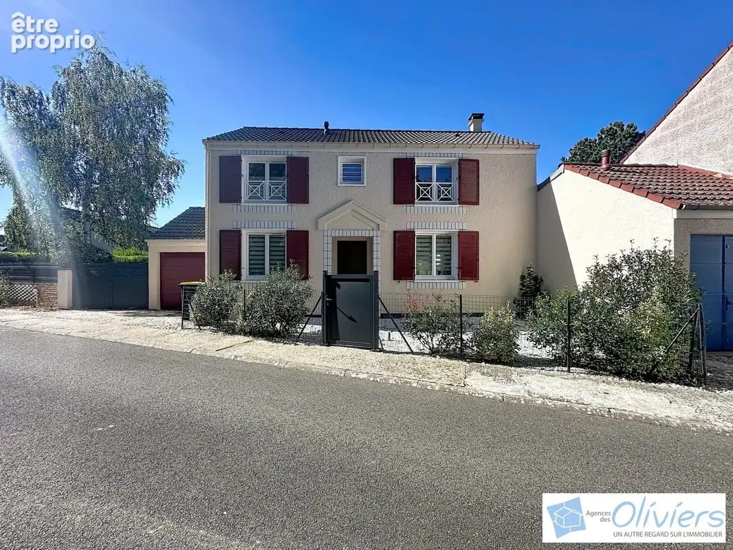 Photo Maison à Voisins-Le-Bretonneux au prix de 569 000€