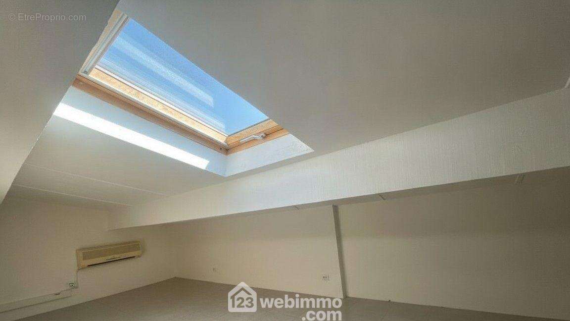 Mezzanine mansardée, idéale pour un couchage d'appoint, un bureau ou du rangement. - Maison à SAINTE-MAXIME