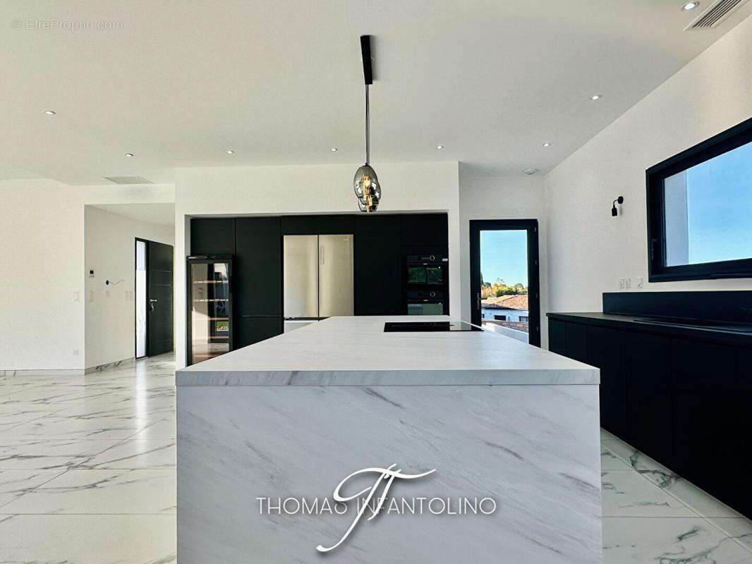 Villa d'architecte 175 m2 - piscine - vue montagne noire - garage - photo 12