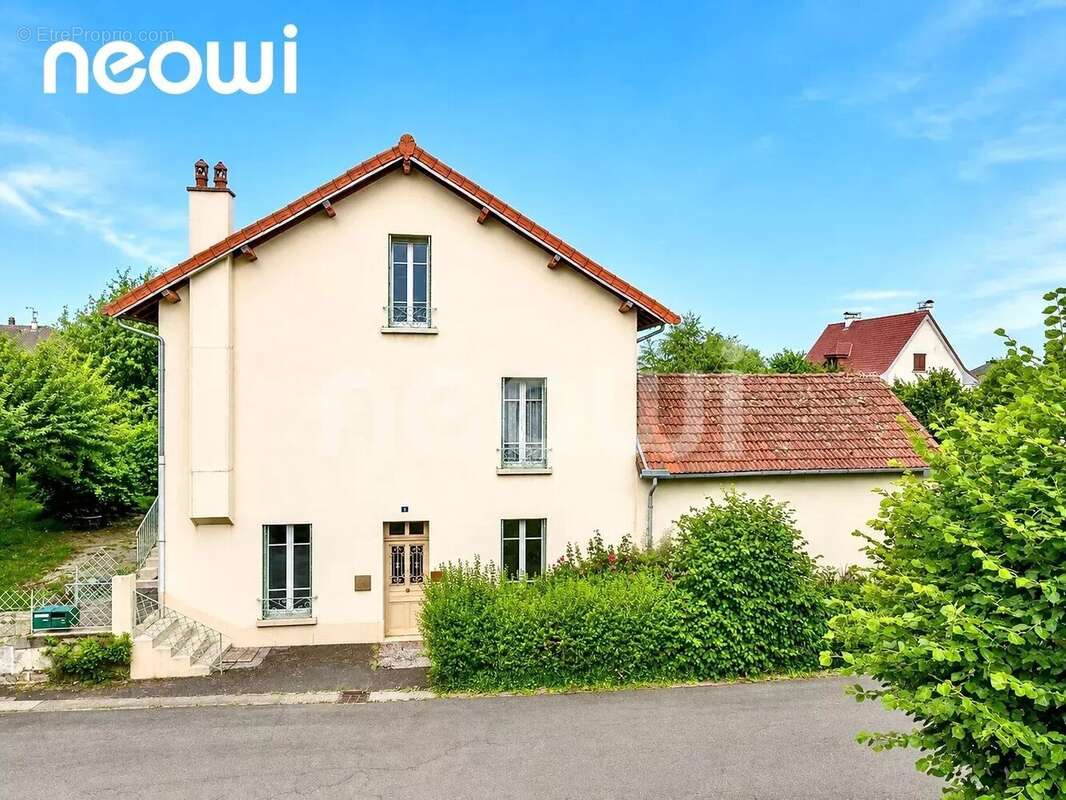 Grande maison avec atelier, garage et jardin arboré - photo 13