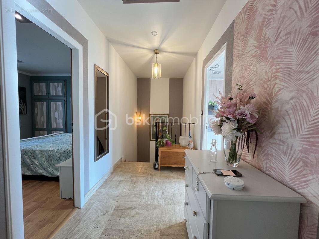 Maison familiale 108 m² – 3 chambres + bureau – Jardin – 2 garages - photo 8