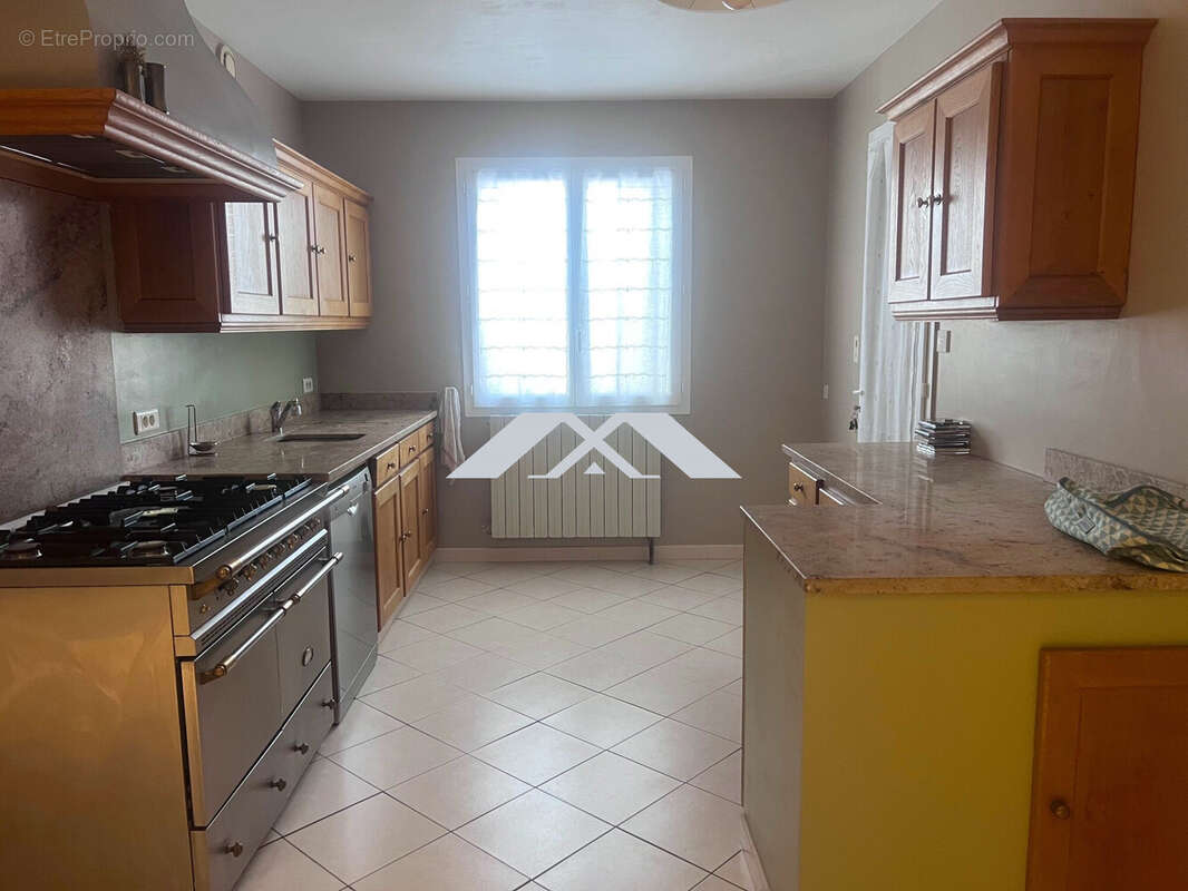 Maison 177 m² à Saint-Julien-Les-Rosiers  - photo 7