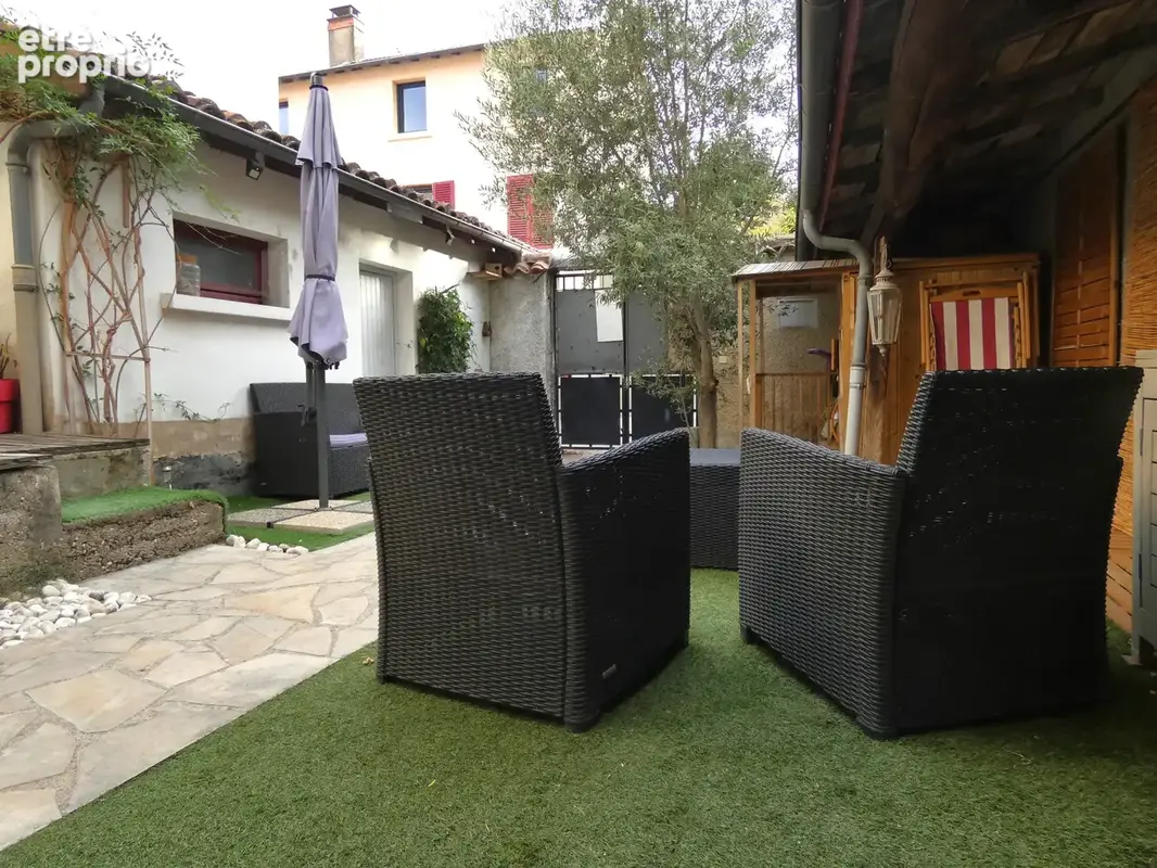 Maison de village avec extérieur et garage  de 74m2 en vente 245000 € à Thurins - photo 2