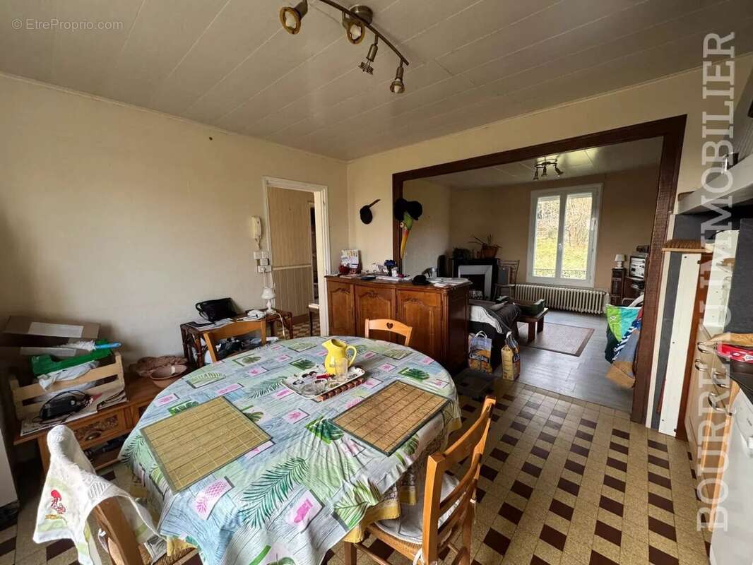 Appartement à LA CELLE-SAINT-CYR