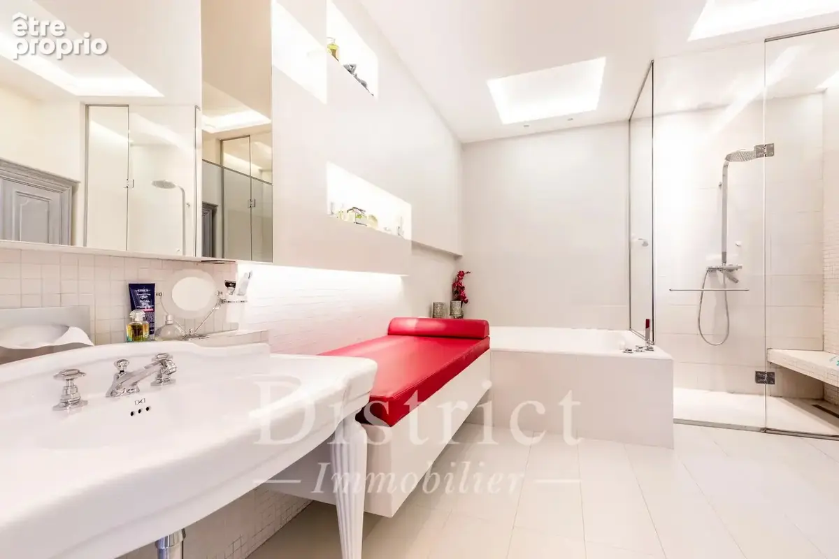 Triangle d'Or - Place François 1er/Montaigne. Un appartement d'exception de 284,14m² en excellent état, plein Sud et avec de trè - photo 12