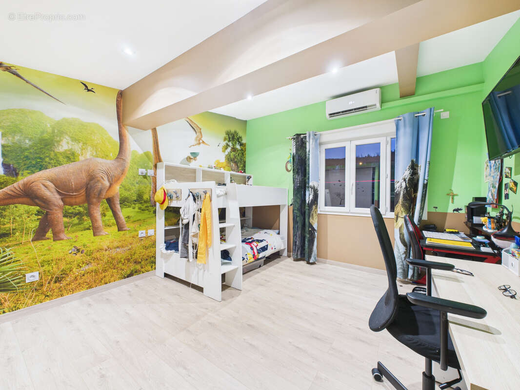 Maison à LE CHAMBON-FEUGEROLLES