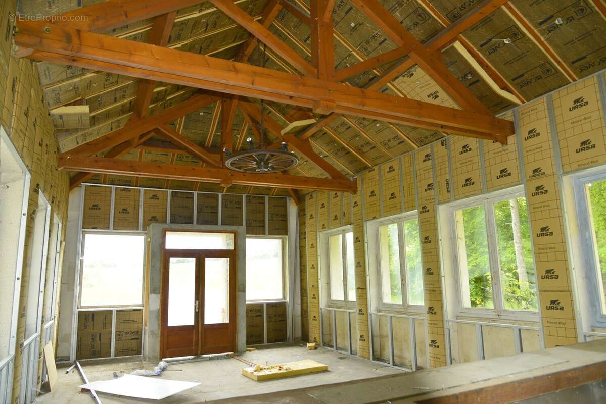 Salle de bar - Commerce à TOURNUS