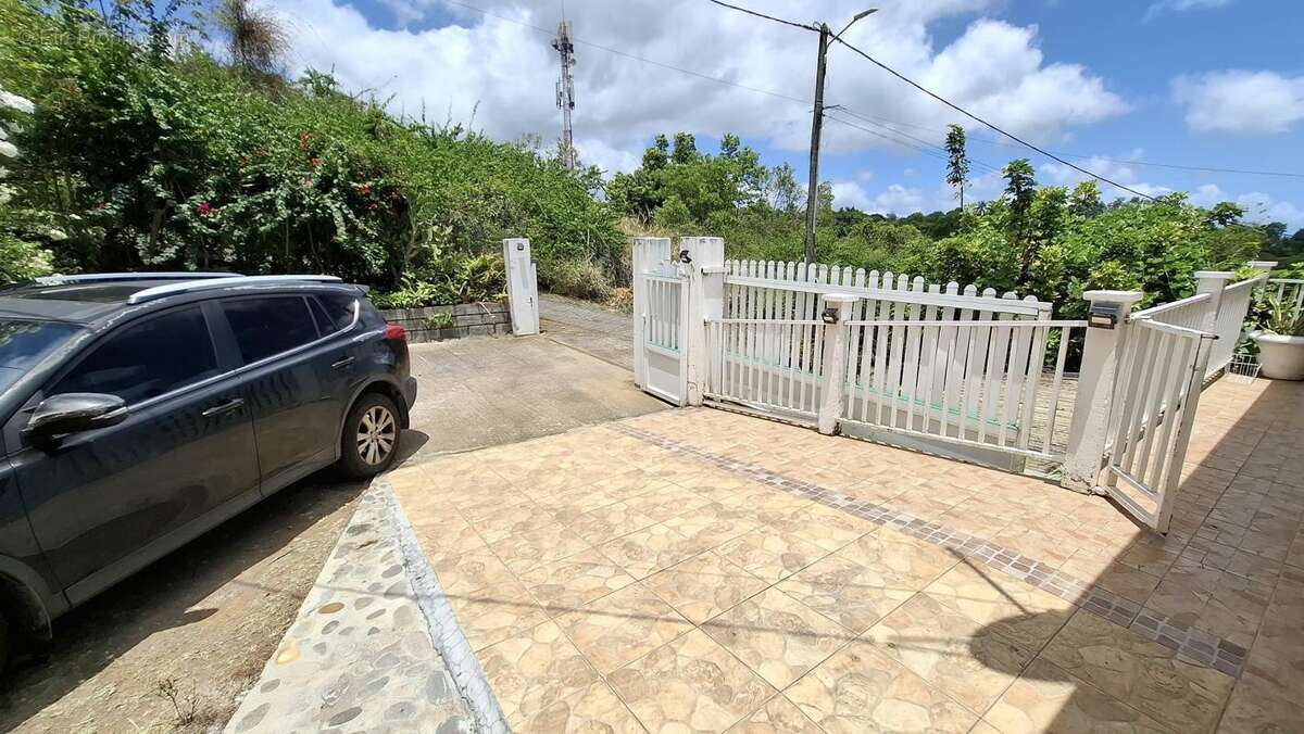 A VENDRE : Villa 2 T2 et 1 T4 (Vieux Habitants - 97119) - photo 7