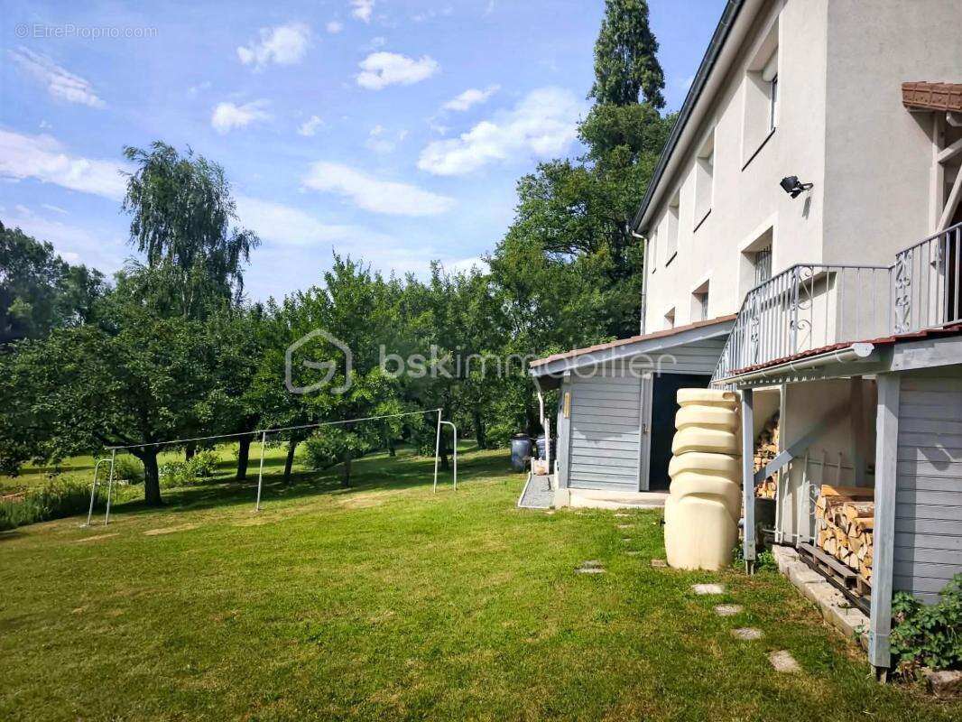 Maison familiale de 142 m² avec terrain arboré de 2 394 m², sous-sol complet et combles aménagés - photo 6