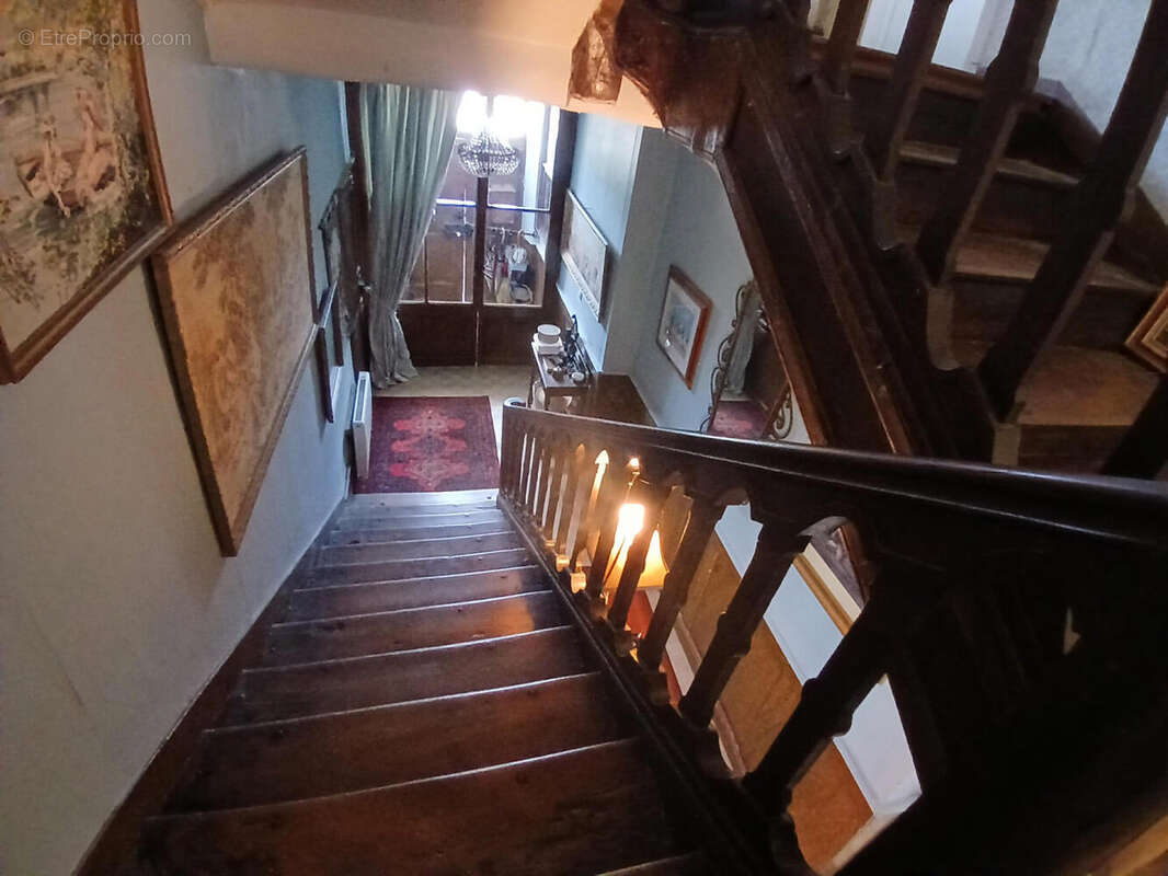 Une très belle maison de village en Dordogne à vendre, avec vue sur le château. 14 pièces. - photo 16