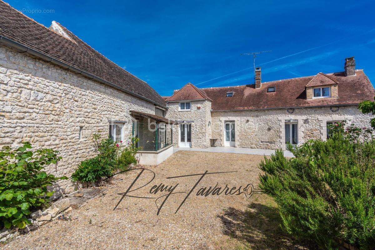 EXCLUSIVITÉ – Magnifique longère du XVIIe siècle à fort potentiel (300 m² et jusqu'à 7 Chambres) – Remauville - photo 2