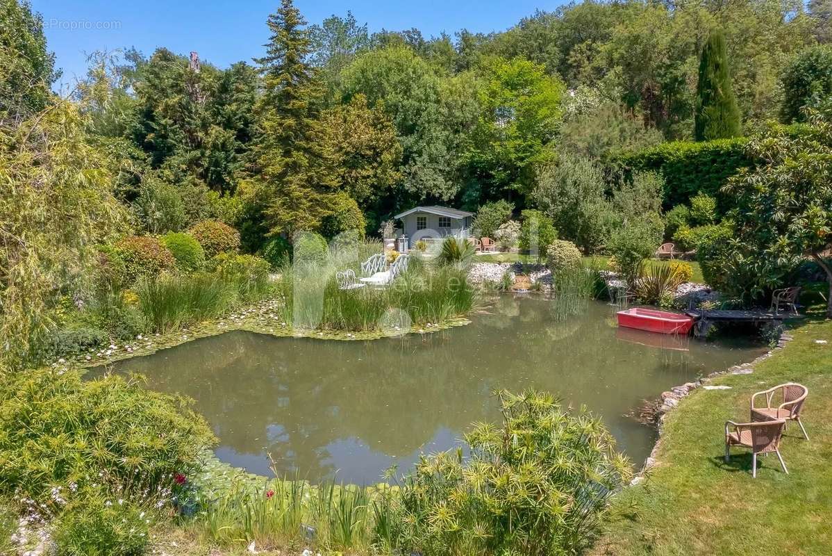 Maison à CHATEAUNEUF-GRASSE
