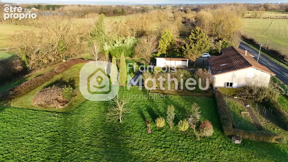 Sandrans - Maison T6 d'environ 280m2 avec garage et terrain - photo 2
