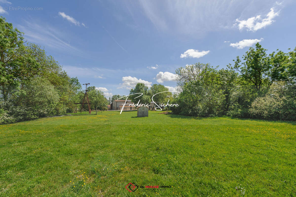 Maison 495 m² à Marans  - photo 17