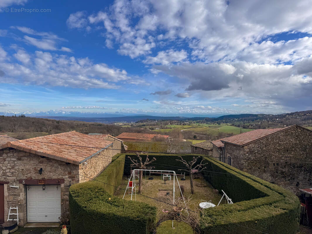 Charmante maison avec dépendances et terrain   Pélussin (42) - photo 3