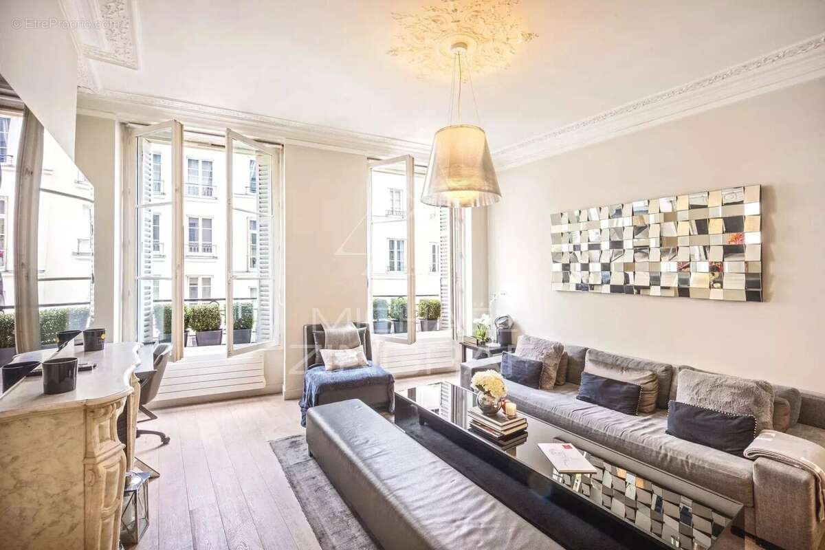 Appartement à PARIS-1E