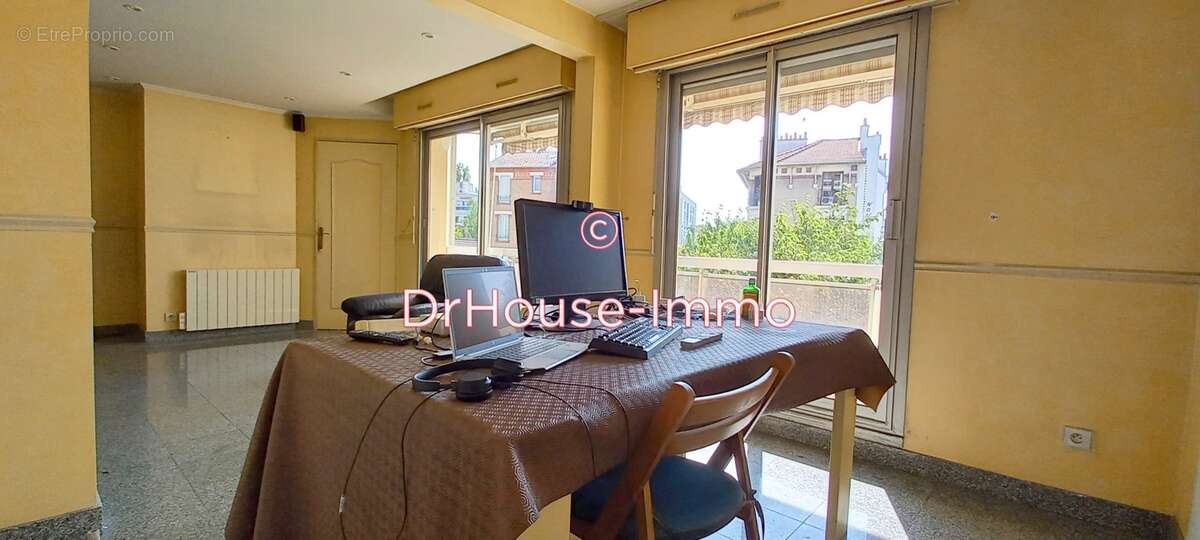 Appartement à LES LILAS