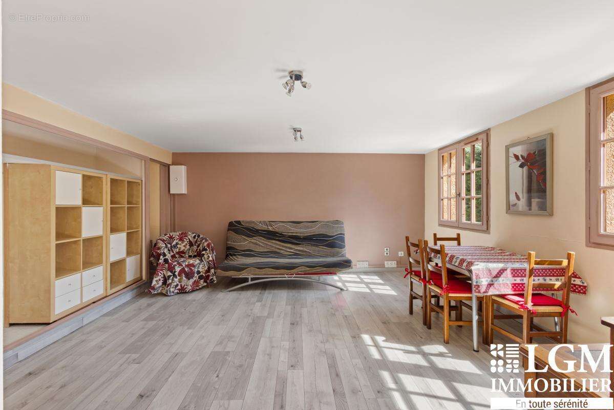 Aix en Provence - Propriété avec studio indépendant, garage de 80 m² et plus de 3 000 m² de terrain - photo 4