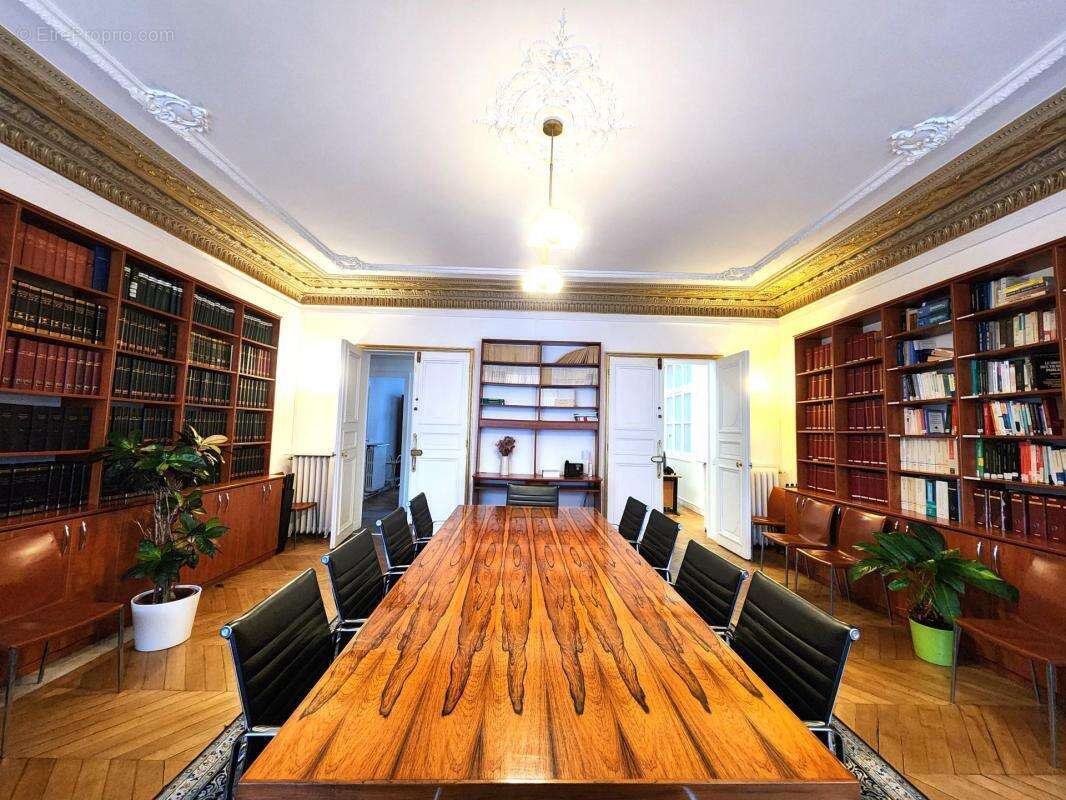 Commerce à PARIS-9E