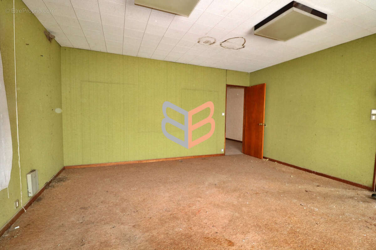 Commerce à MONTFAUCON-D'ARGONNE