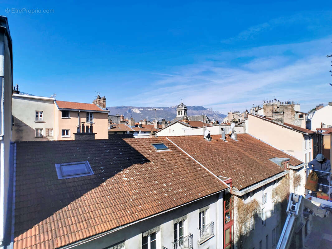 Rare en hypercentre : spacieux T2 en étage élevé avec ascenseur et terrasse - photo 3