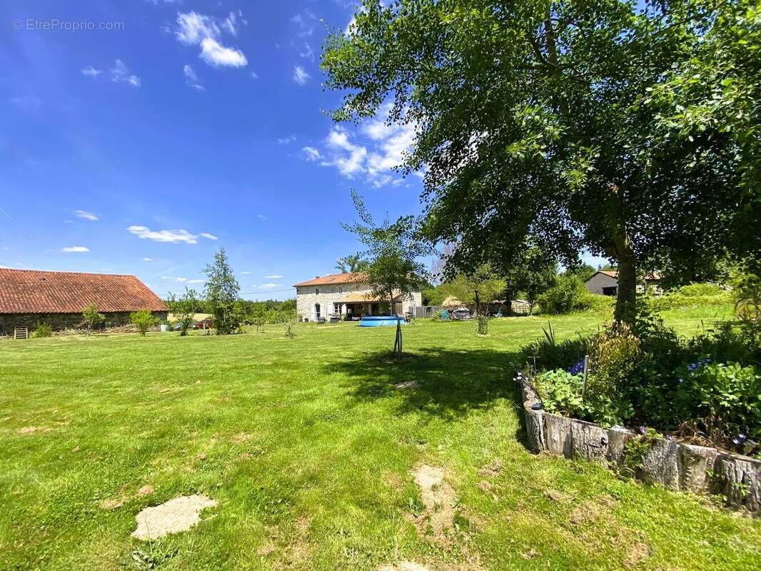 Jolie maison de campagne avec un grand jardin et de belles dépendances - photo 12