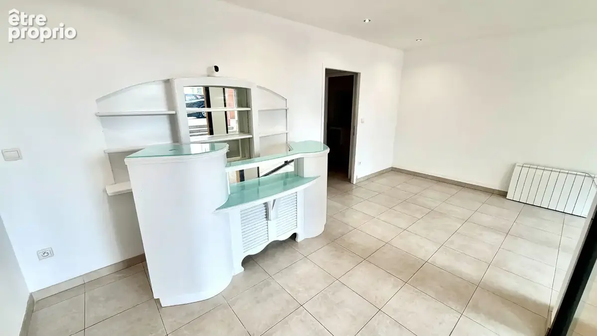 Local commercial emplacement 1 er ordre. - photo 3
