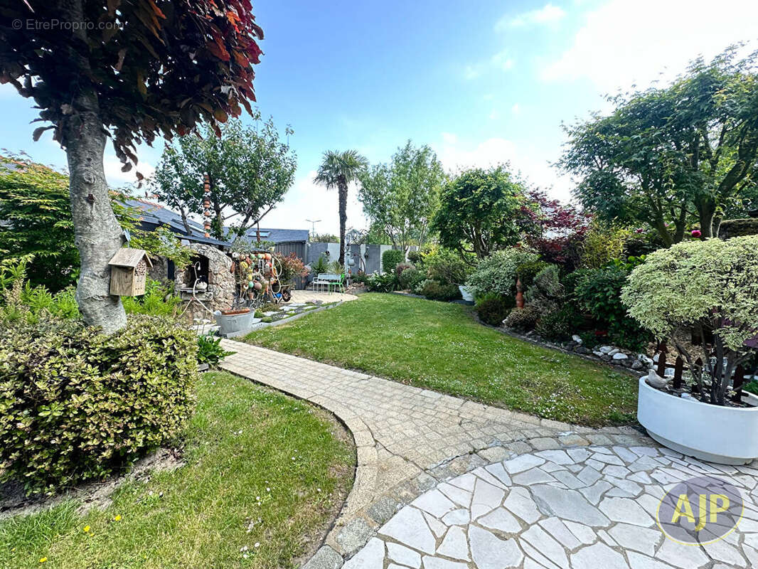 Maison à SAINT-ETIENNE-DE-MONTLUC