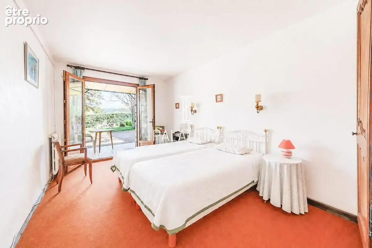 Maison de plain-pied avec jardin arboré et 3 appartements - photo 24