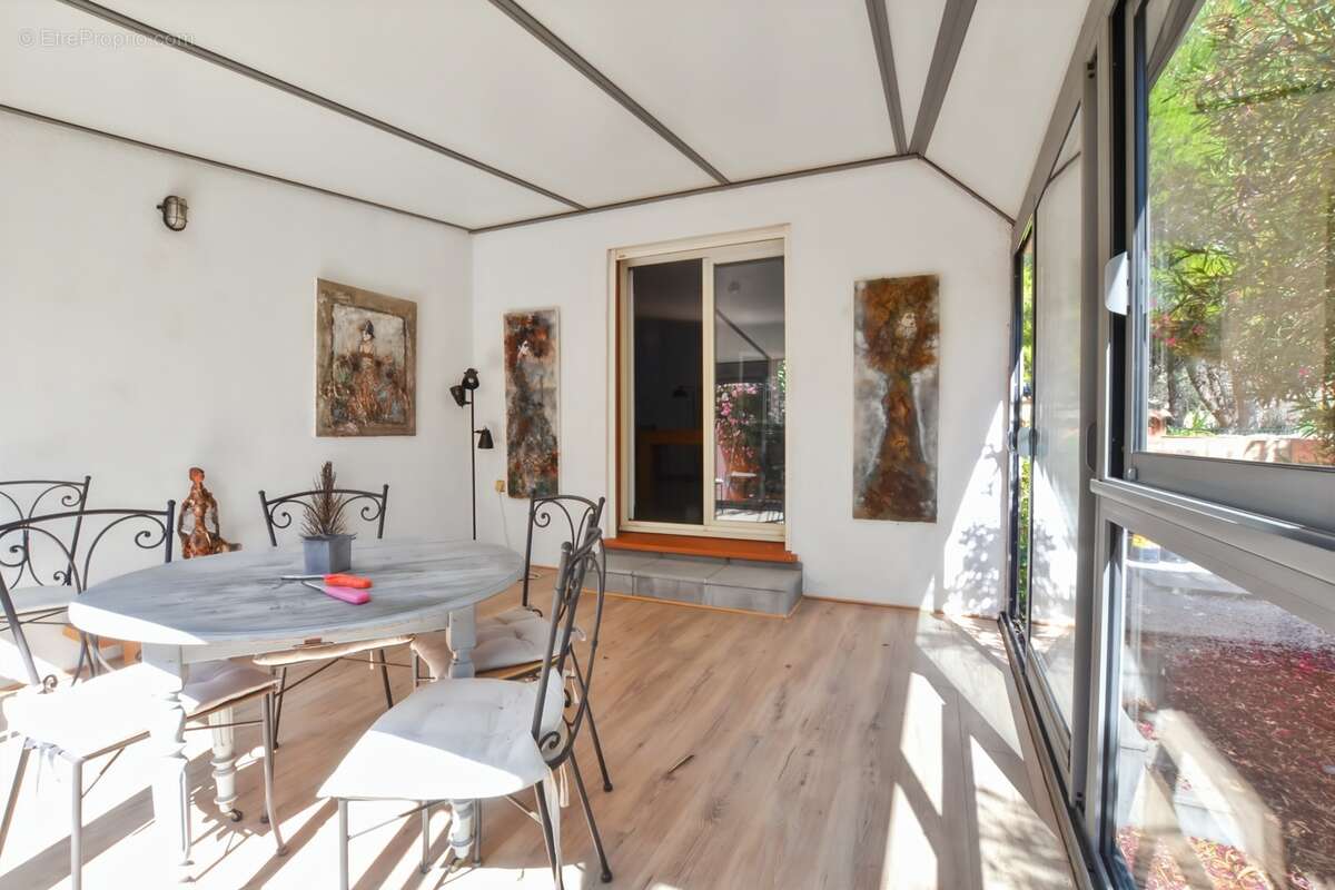 Montady – Maison familiale de 184 m² avec piscine et véranda - photo 7