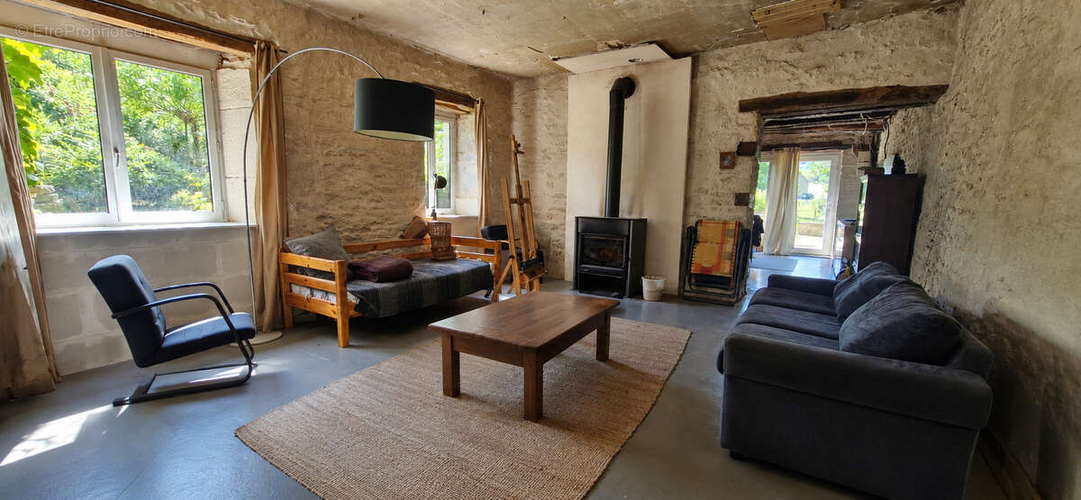 Maison en pierre de caractère à rénover . Un véritable coup de coeur pour les amoureux de l'authenticité ! - photo 2