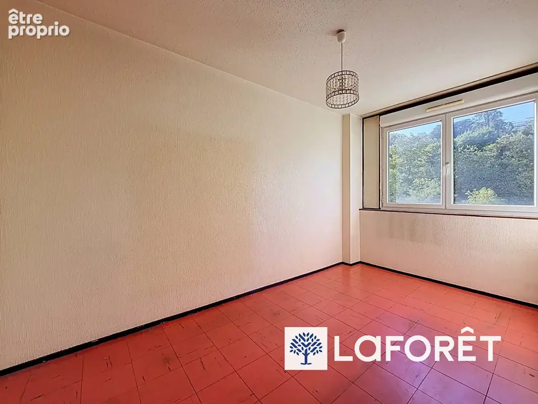 Lyon 9, Rue de Saint-Cyr T4 lumineux avec vue dégagée 3 chambres, Métro et commerces à pied - photo 7