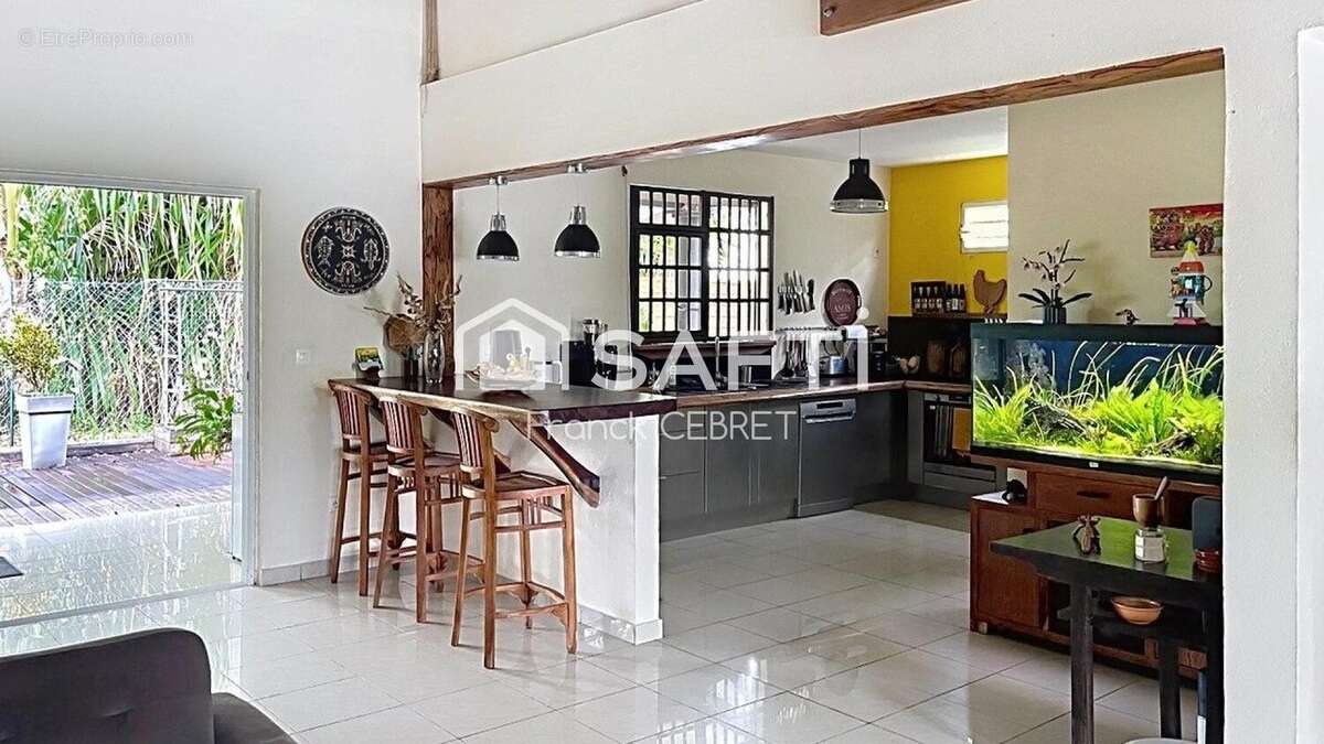 Photo 2 - Appartement à REMIRE-MONTJOLY