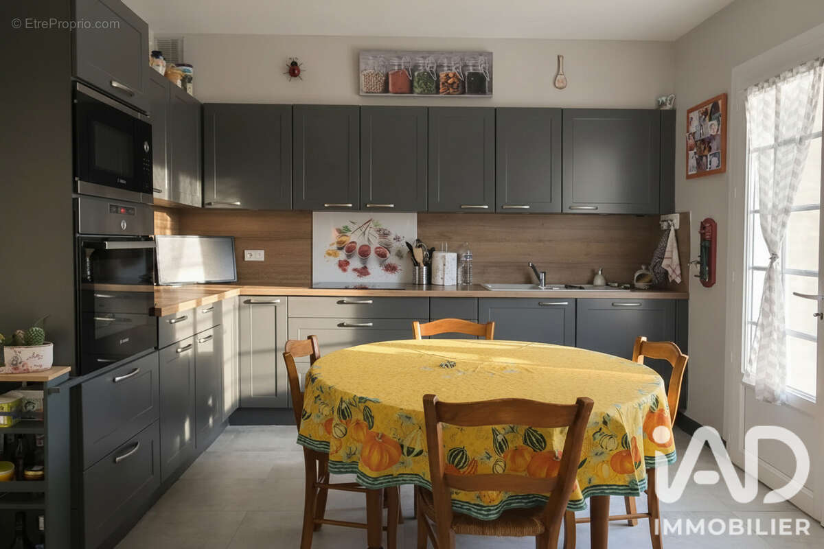 Maison 200 m² à Chasseneuil-Sur-Bonnieure  - photo 3