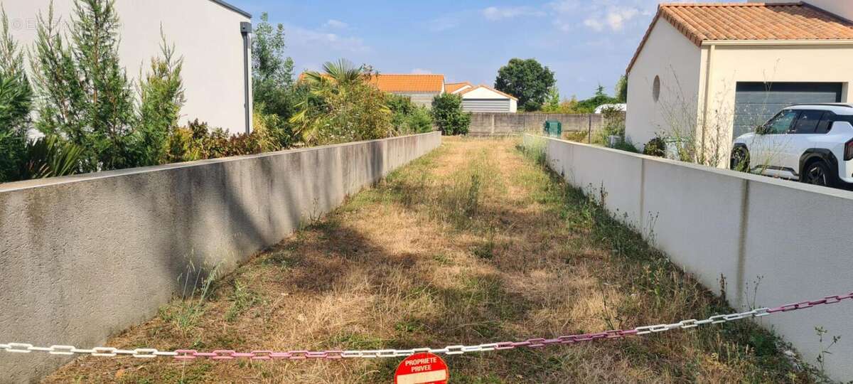 Terrain constructible La Chapelle Heulin 621 M² avec abri de jardin (17 M²) et préau (14 M²) - photo 6