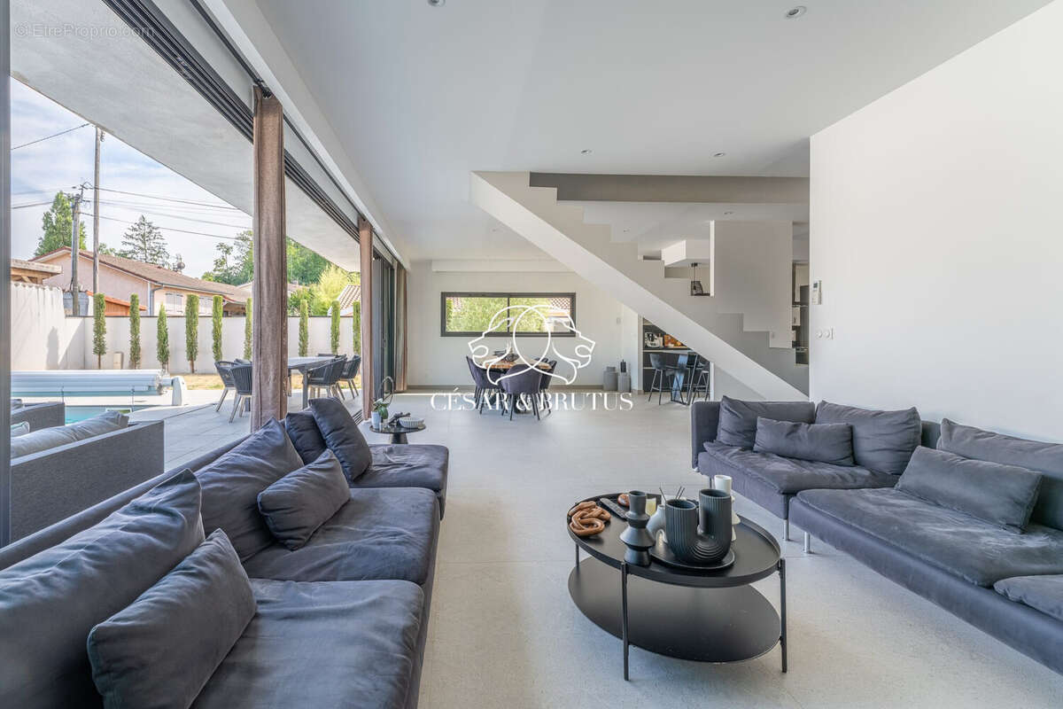 Maison 200 m² à Meyzieu  - photo 7