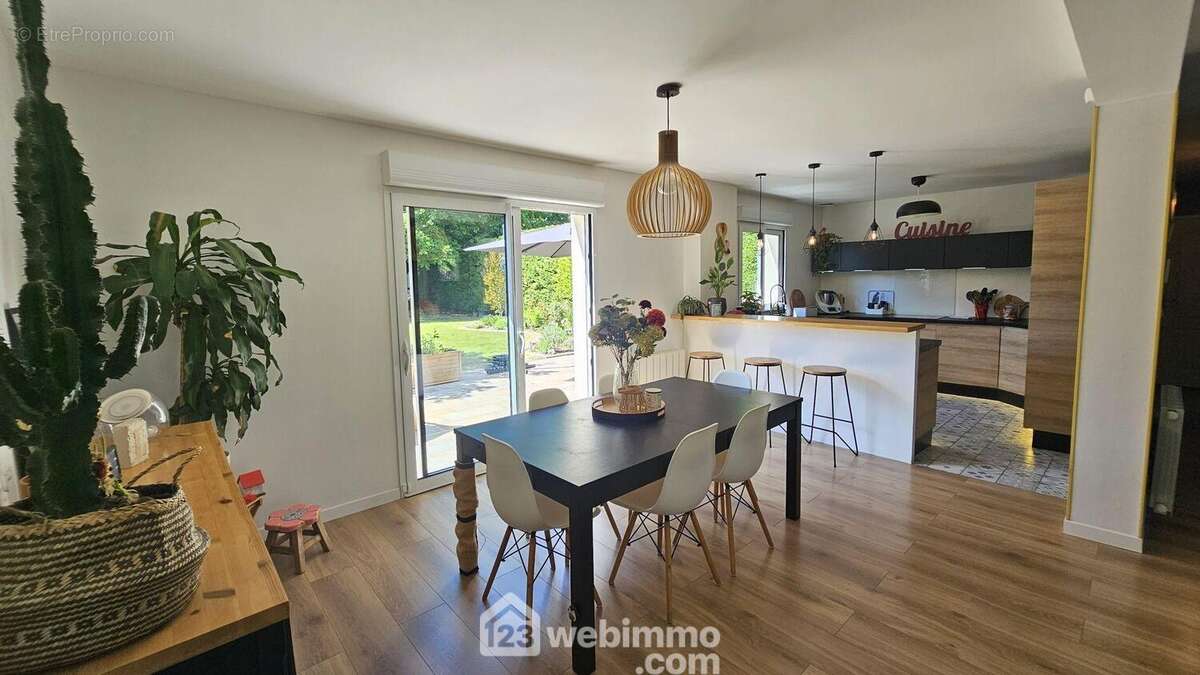 L'espace salle à manger offrant un accès direct sur.... - Maison à MILLY-LA-FORET