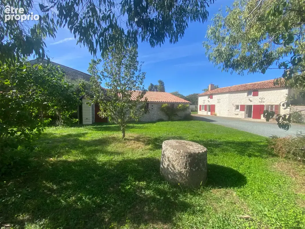 Maison en pierres à étage, 2 pièces de vie salon/salle à manger, 4 chambres, terrasses, jardin et nombreuses d - photo 2