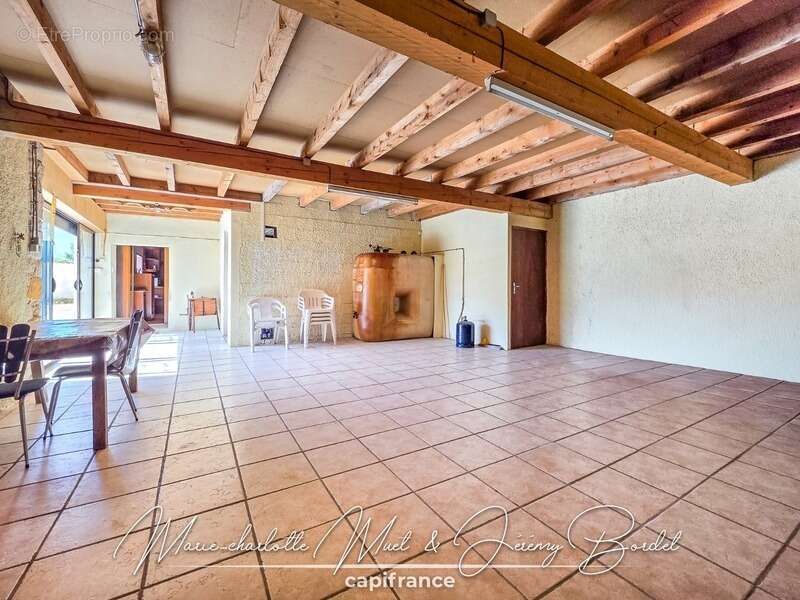 Longère avec double garage et dépendances - photo 7