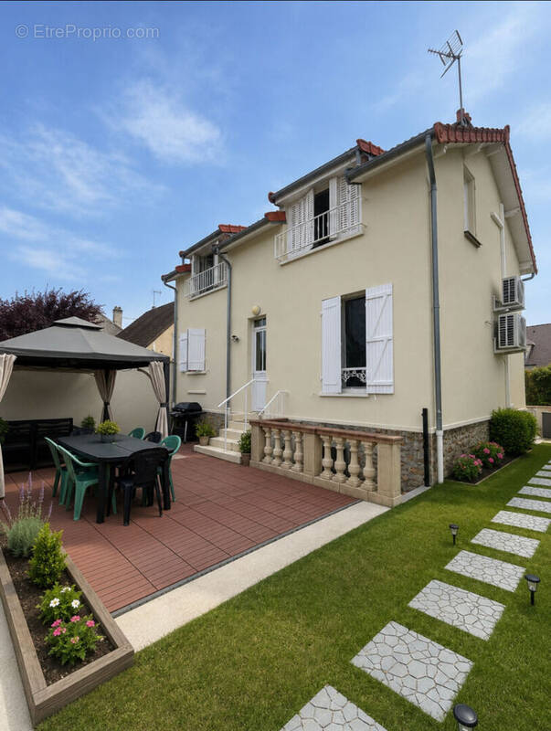 Maison à MANDRES-LES-ROSES