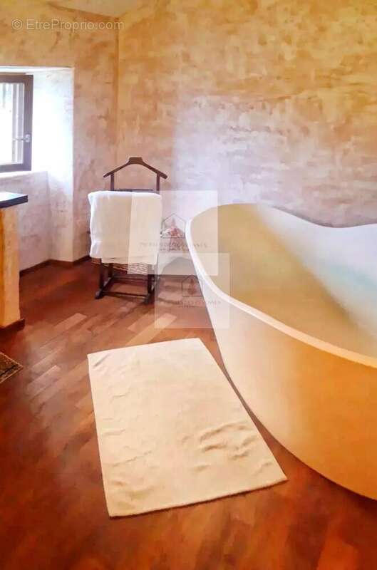 Maison à LE COLLET-DE-DEZE