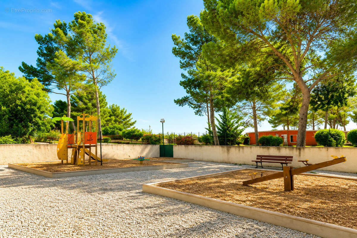 Hameau du camp du castellet (var) 200 m2 + habitat residentiel de plain pied - t3 - domaine securise - photo 9