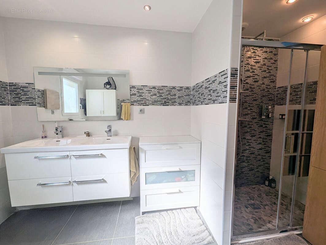 Maison à NAZELLES-NEGRON