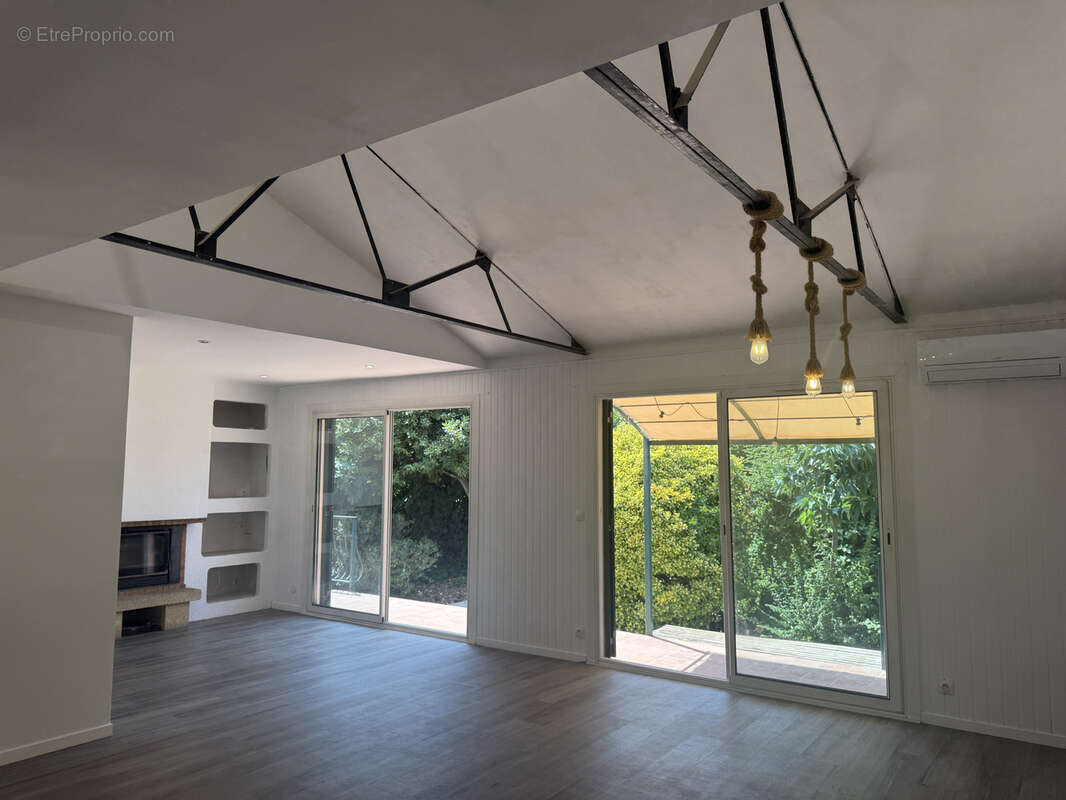 La Seyne sur mer, Quartier sud. Maison T5 de 91 m2 sur 600 m2 de terrain avec garage. - photo 3