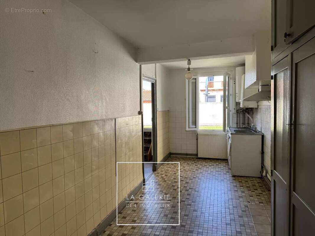 A vendre - Palais de Justice - Maison de caractère à réinventer avec garage exceptionnel et extérieurs - photo 3