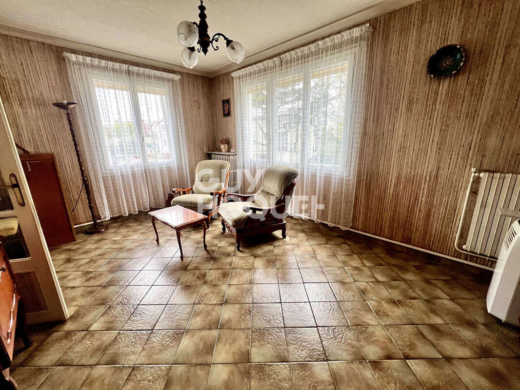 Maison à SAINTE-GENEVIEVE-DES-BOIS