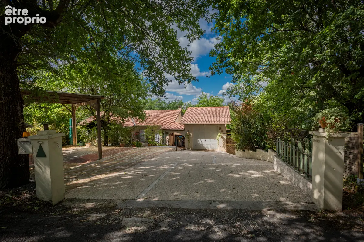 Maison 8 pièces 156 m² · à Couze-Et-Saint-Front · 156 m² · 298 000 €