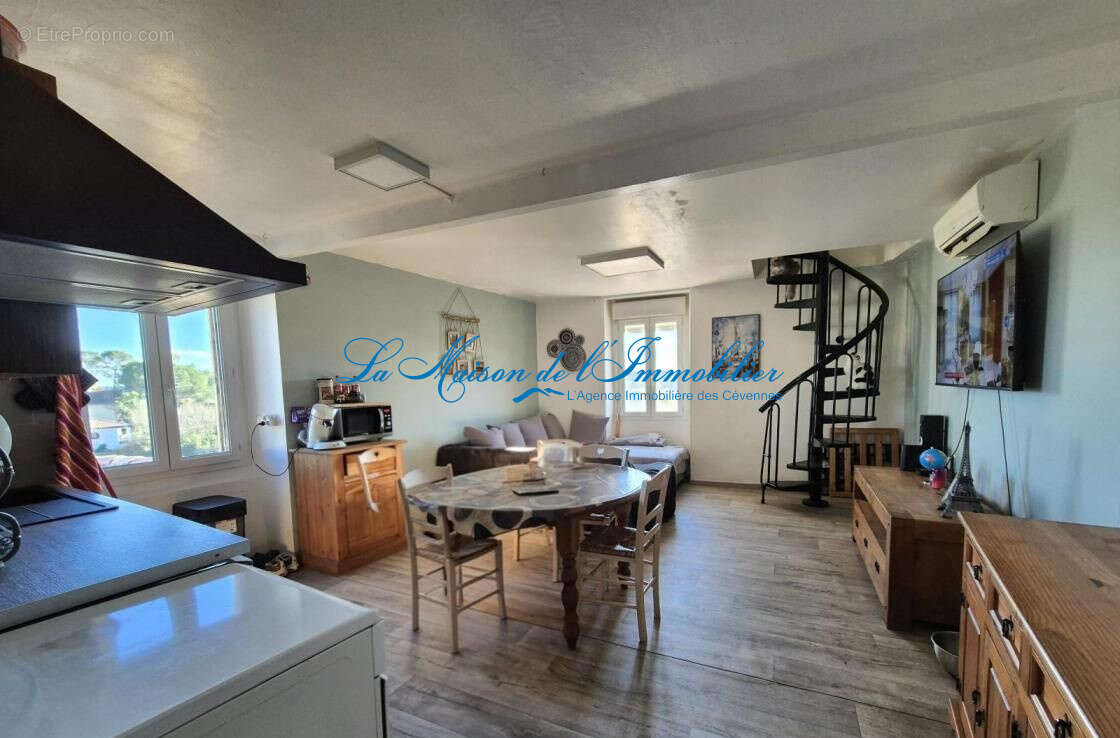 Rousson maison de village en pierres de type F4 sur 357m2 de terrain. - photo 4